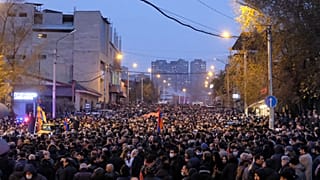 Ermenistan'ın başkenti Erivan'da bir araya gelen on binlerce kişi, hükümetin Dağlık Karabağ sorununu ele alış biçimi nedeniyle Başbakan Nikol Paşinyan'ın istifasını istedi