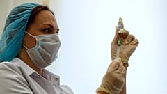 Rusya'da geliştirilen Covid-19 aşısı Sputnik V'in kitlesel uygulanmasına başkent Moskova'daki 70 klinikte cumartesi günü başladı