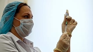 Rusya'da geliştirilen Covid-19 aşısı Sputnik V'in kitlesel uygulanmasına başkent Moskova'daki 70 klinikte cumartesi günü başladı