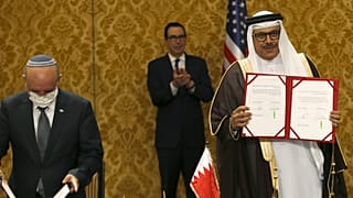 İsrail Ulusal Güvenlik Danışmanı Meir Ben-Shabbat ve Bahrey Dışişleri Bakanı Abdullatif bin Raşid el Zeyyani 