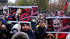 Massendemo in Eriwan: Nikol Paschinjan stand auch an diesem Samstag im Kreuzfeuer der Oppositionskritik.