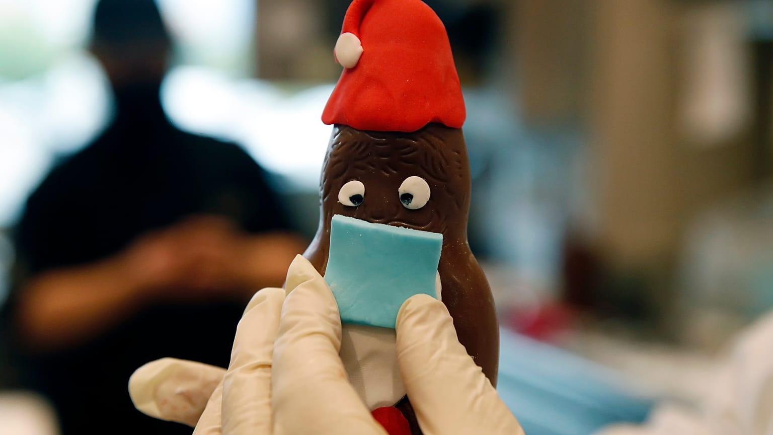 Un pâtissier prépare un père noël en chocolat à Lykovrisi, au nord d'Athènes, le mercredi 2 décembre 2020.