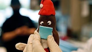 Un pâtissier prépare un père noël en chocolat à Lykovrisi, au nord d'Athènes, le mercredi 2 décembre 2020.