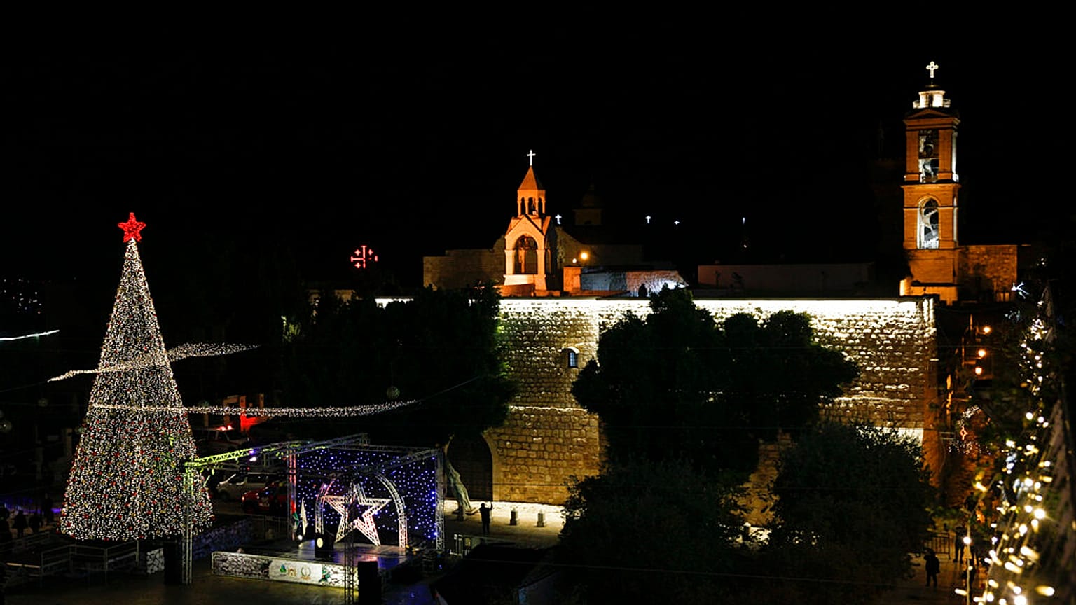 Illumination, sans public, de l'arbre de Noël à Bethléem, en Cisjordanie, le 5 décembre 2020