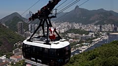 Papá Noel hace su aparición en Río de Janeiro, Brasil, para dar inicio al mes de la Navidad. (Foto de archivo, 2012)