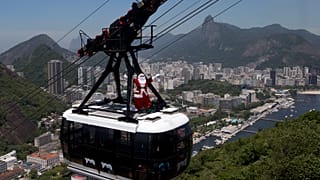 Papá Noel hace su aparición en Río de Janeiro, Brasil, para dar inicio al mes de la Navidad. (Foto de archivo, 2012)
