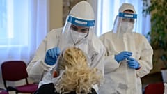 Koronavírus-teszthez vesznek mintát a Karancsaljai Napfény Óvoda dolgozójától december 4-én