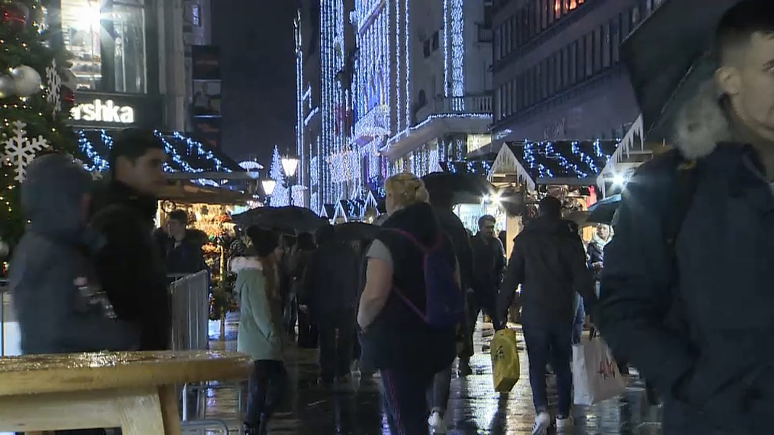 Keramiktassen aus dem Internet - der Budapester Weihnachtsmarkt geht online