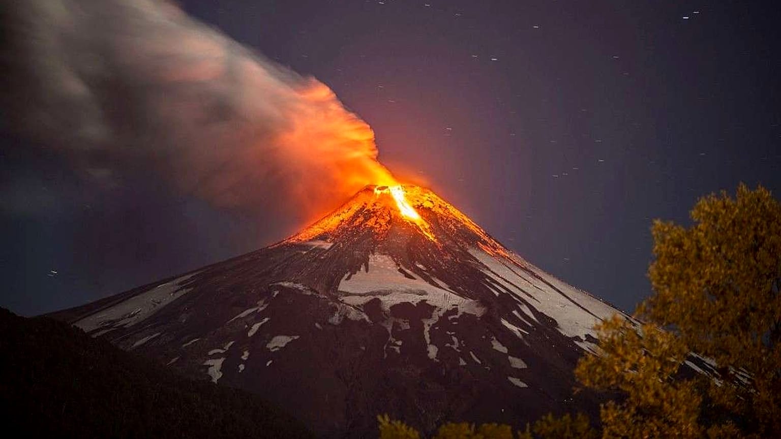  Şili'deki Villarrica yanardağı 