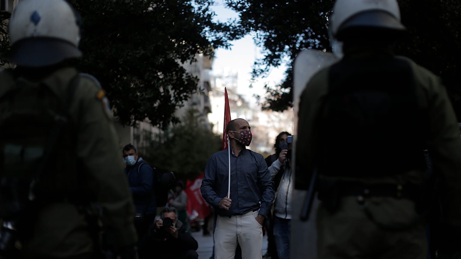 Διαδηλωτές συμμετέχουν σε παράσταση διαμαρτυρίας στο πλαίσιο των δράσεων για την επέτειο της δολοφονίας του δεκαπεντάχρονου Αλέξη Γρηγορόπουλο