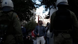 Διαδηλωτές συμμετέχουν σε παράσταση διαμαρτυρίας στο πλαίσιο των δράσεων για την επέτειο της δολοφονίας του δεκαπεντάχρονου Αλέξη Γρηγορόπουλο