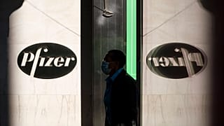 A Pfizer gyógyszergyártó cég oltóanyaga megkapta a brit szakhatóság engedélyét