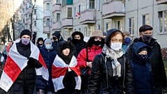Belarus'un başkenti Minsk'te binlerce kişi, Devlet Başkanı Aleksander Lukaşenko'nun istifası talebiyle gösteri düzenledi, en az 300 eylemci gözaltına alındı