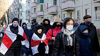 Belarus'un başkenti Minsk'te binlerce kişi, Devlet Başkanı Aleksander Lukaşenko'nun istifası talebiyle gösteri düzenledi, en az 300 eylemci gözaltına alındı