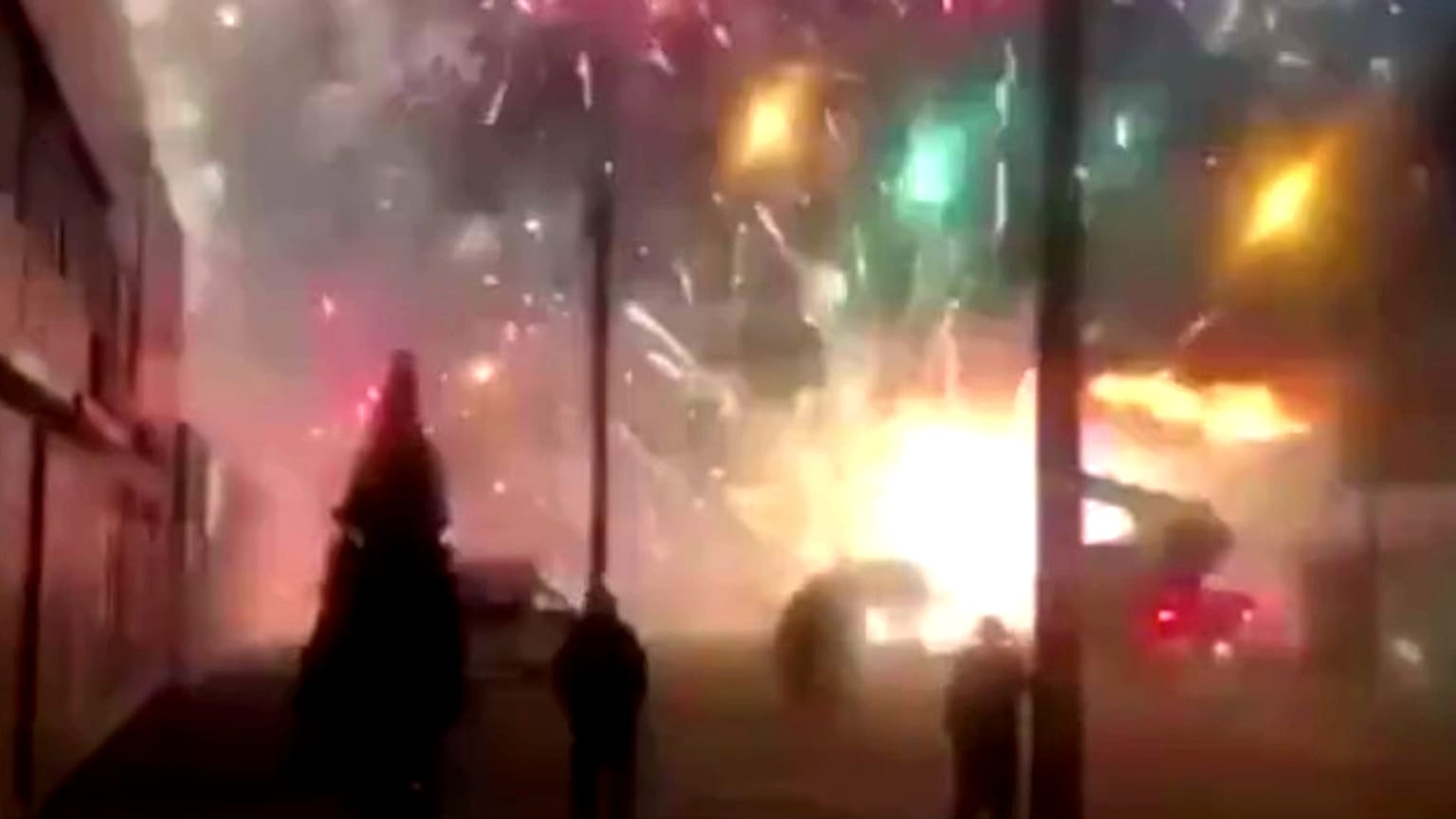 Rusya'da çıkan yangında havai fişekler patladı