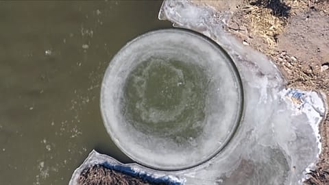Dreht sich wie von Geisterhand: Kreisrunde Eisscholle in China