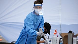 Pruebas de coronavirus en el estacionamiento de Impact Church, el lunes 4 de mayo de 2020, en Scottsdale, Arizona.
