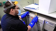 Un empleado del hospital británico de Croydon verifica la temperatura del congelador con las vacunas