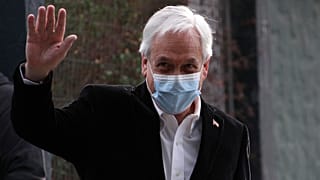 El presidente Sebastián Pi´ñera saluda después de votar en el referendum del 25 de octubre de 2020 en Santiago de Chile