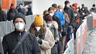 people queuing up to be tested COVID
