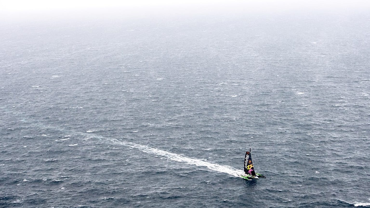 Le multicoque "Sodebo" de Thomas Coville et son équipage, lors d'une phase d'entraînement au large de Lorient (Bretagne, France), le 06/10/2020 - photo d'archive.