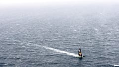 Le multicoque "Sodebo" de Thomas Coville et son équipage, lors d'une phase d'entraînement au large de Lorient (Bretagne, France), le 06/10/2020 - photo d'archive.