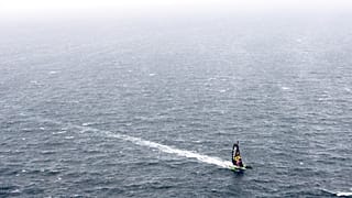 Le multicoque "Sodebo" de Thomas Coville et son équipage, lors d'une phase d'entraînement au large de Lorient (Bretagne, France), le 06/10/2020 - photo d'archive.