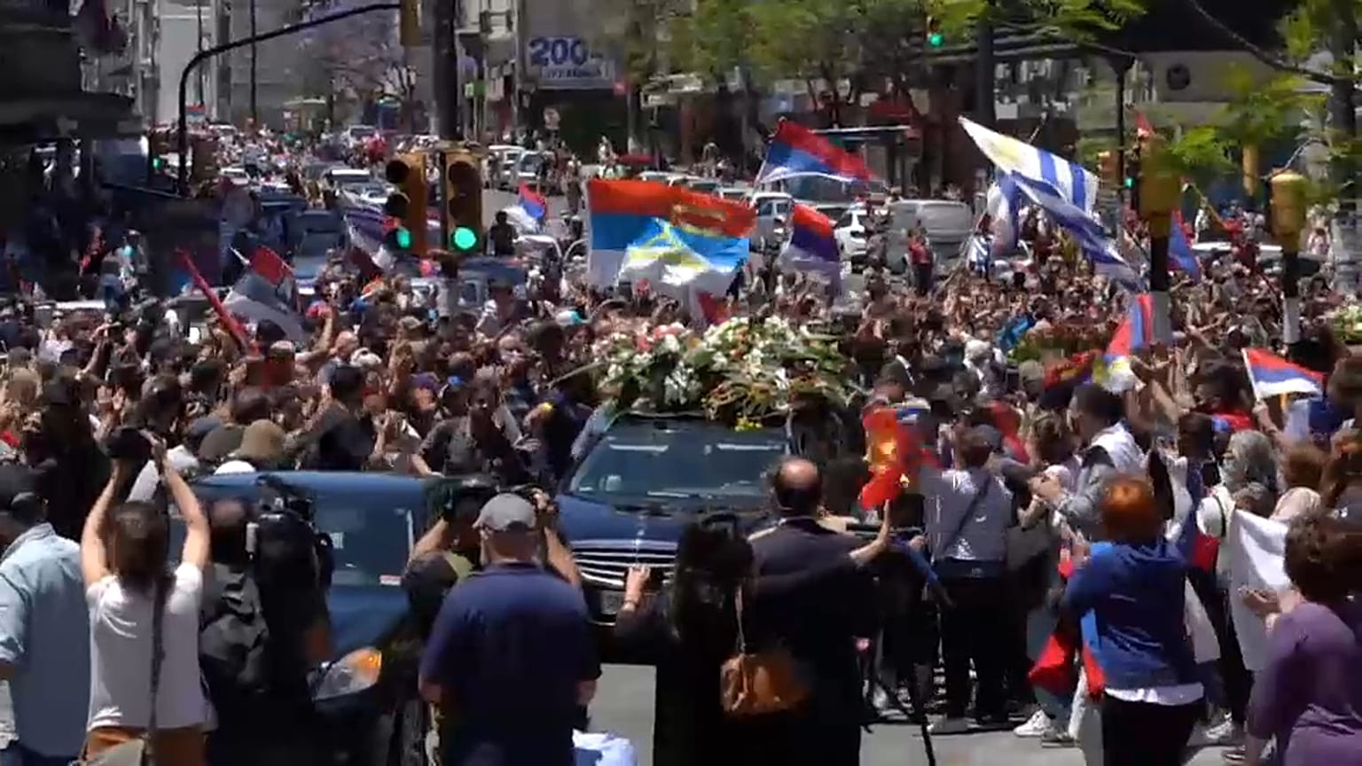 Multitud rodea al cortejo fúnebre de Tabaré Vázquez en Montevideo, Uruguay