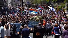 Multitud rodea al cortejo fúnebre de Tabaré Vázquez en Montevideo, Uruguay