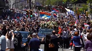 Multitud rodea al cortejo fúnebre de Tabaré Vázquez en Montevideo, Uruguay