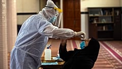 اختبار كوفيد-19  في مسجد في مدينة غزة