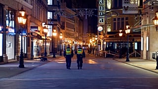 Járőröző rendőrök a Váci utcában éjszaka 
