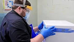 Farmacêutico prepara armazenamento da vacina Pfizer/BioNTech no Hospital de Croydon