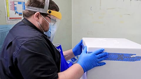Pfizer BioNTech'in ürettiği Covid-19 aşısı İngiltere'deki hastanelere ulaştı