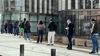 صف در بیرون یک بانک لبنانی