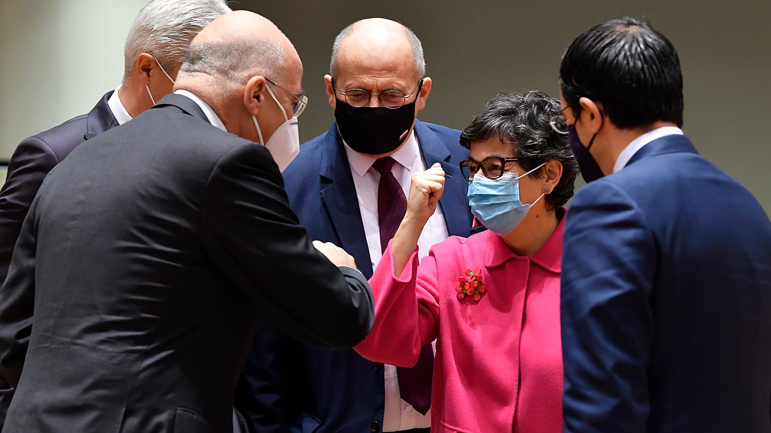 La ministra española Arancha González Laya saluda a varios colegas durante la reunión de ministros de Exteriores de la UE
