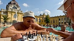 Sakkozók a budapesti Széchenyi fürdőben