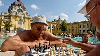 Sakkozók a budapesti Széchenyi fürdőben