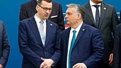 Polonya Başbakanı Mateusz Morawiecki (solda) ve Macaristan Başbakanı Viktor Orban (sağda)