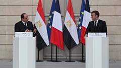 الرئيس الفرنسي إيمانويل ماكرون (على اليمين) إلى جانب نظيره المصري عبد الفتاح السيسي خلال مرتمر صحفي في باريس. 2020/12/07