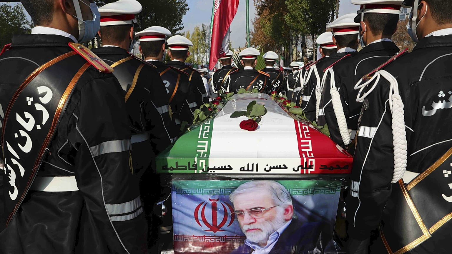 Tahran yakınlarında suikasta kurban giden nükleer bilimci Muhsin Fahrizade'nin cenaze töreni