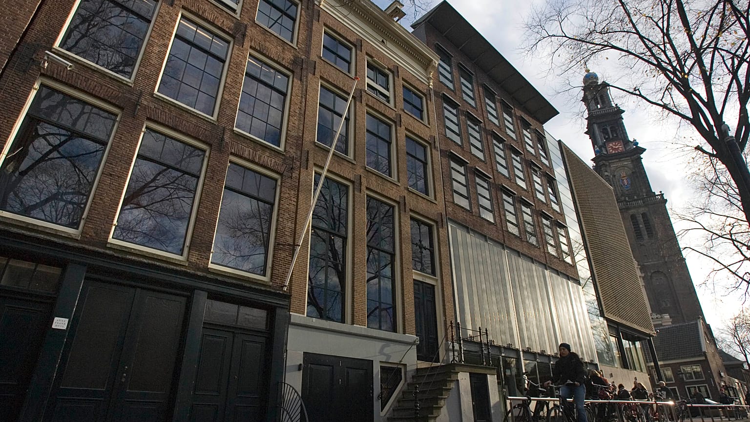 Amsterdami utcarészlet az Anna Frank-ház előtt