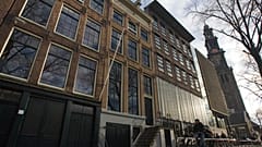 Amsterdami utcarészlet az Anna Frank-ház előtt