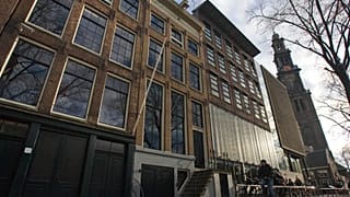 Amsterdami utcarészlet az Anna Frank-ház előtt