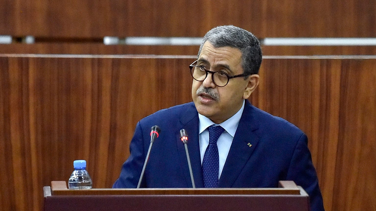 عبد العزيز جراد، رئيس الوزراء الجزائري يلقي كلمة أمام أعضاء البرلمان خلال جلسة تصويت على الإصلاحات القانونية في العاصمة الجزائر. 