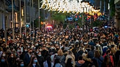 Una multitud de personas con mascarilla camina por una calle en el centro de Barcelona el lunes 7 de diciembre de 2020