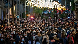 Una multitud de personas con mascarilla camina por una calle en el centro de Barcelona el lunes 7 de diciembre de 2020