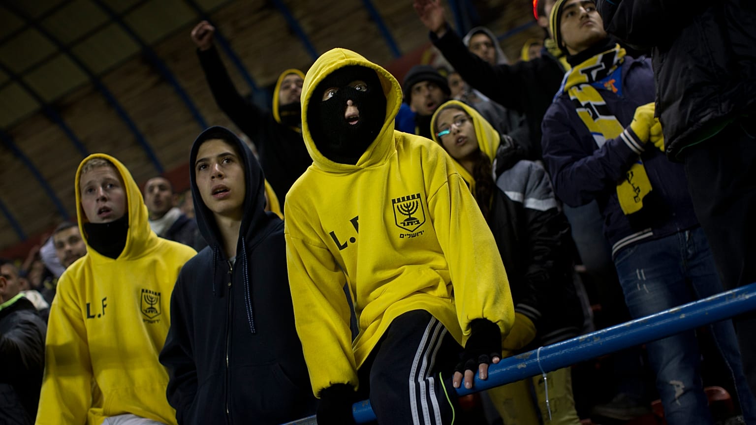 مشجعو نادي بيطار القدس خلال مباراة ناديهم أمام ماكابي أم الفحم في القدس. 2013/01/29