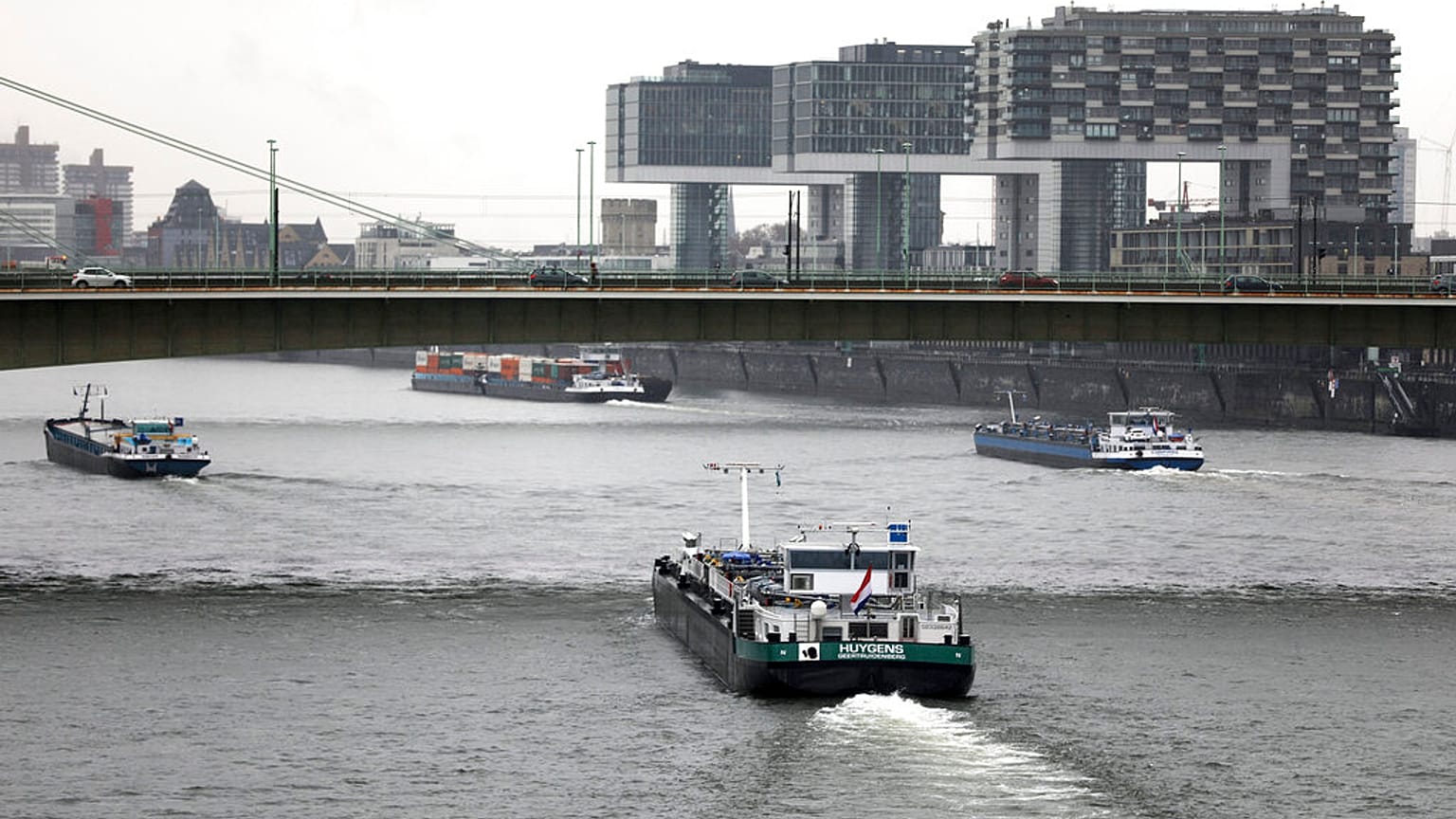 Niedrigwasser am Rhein in Köln