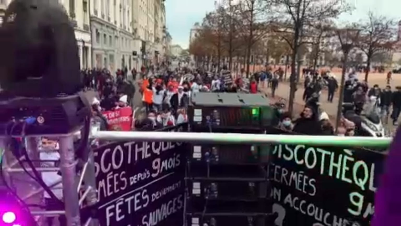"Tutti siamo essenziali": la protesta francese dei lavoratori dimenticati dal governo